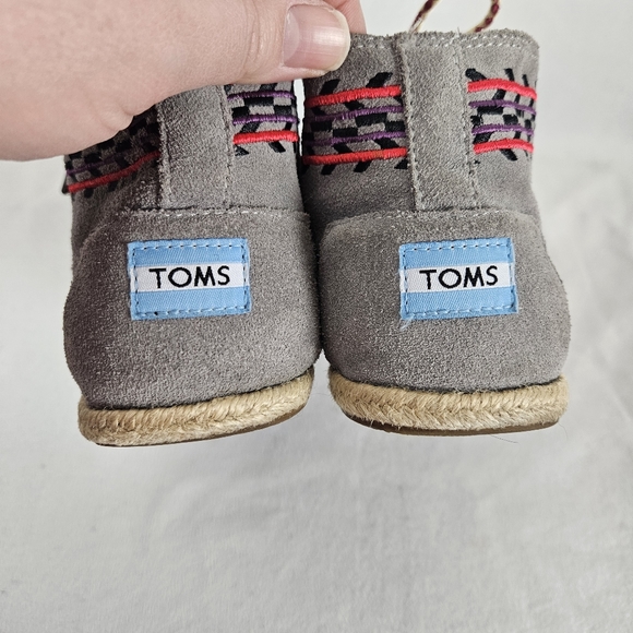 Toms Embroidered Grey Suede Desert Boot Moccasin Size 9.5 - Picture 5 of 11